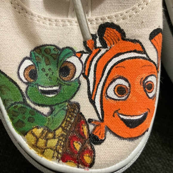 Hand painted Finding Nemo shoes size 6 - Picture 3 of 5
